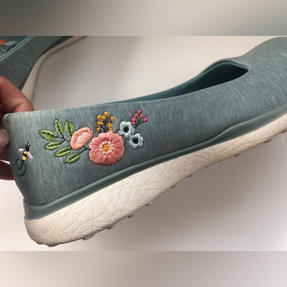2/$40 - Sketchers floral “everyday is a garden party” embroidered shoes - Picture 7 of 9